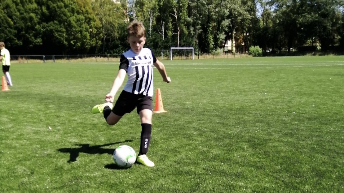 SCOFootsal's tweet photo. Un petit spécifique attaquant sous un beau soleil ☀️ ? Nos petits stagiaires profitent du stade de Salpinte aujourd’hui 😎 !
#StageAngersSCO #Plaisir #LaForceDuSCO https://t.co/MkJ92Cfvea