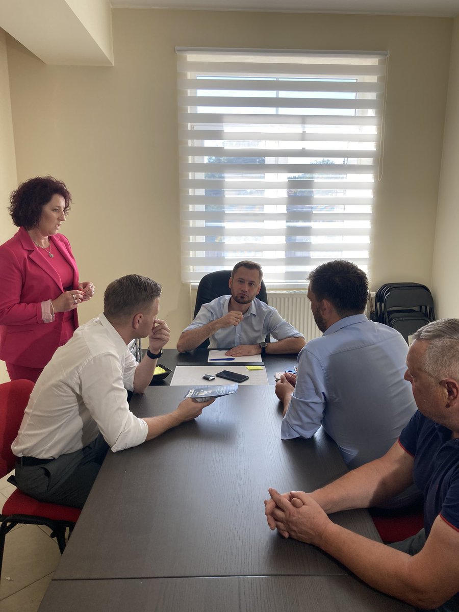 Miszalski_'s tweet photo. Z udziałem @bbudka otwarliśmy w Krzeszowicach biuro poselskie moje i @SonikBoguslaw ✌️Będziemy regularnie dyżurować razem z lokalnymi samorządowcami i spotykać się z mieszkańcami przy ul. Legionów Polskich 1👥 A teraz do Krakowa na otwarte spotkanie w Jasczurach👍 #NowaPlatforma https://t.co/jcu67GhHLs