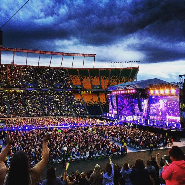 1DIegend's tweet photo. DONT FORGET WHERE YOU BELONG

THIS IS THE DEFINITION OF HOME FOR DIRECTIONERS

 #1DWWATOUR https://t.co/e1msWt6I10