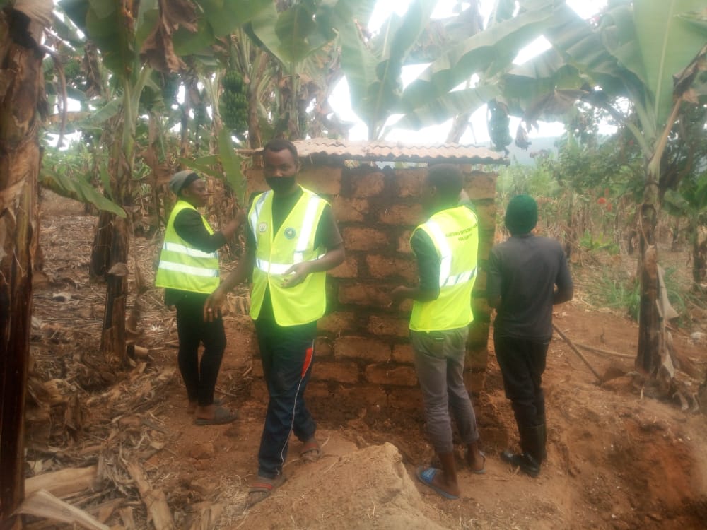 KwizeraEtiennee's tweet photo. Urubyiruko rw'Abakorerabushake mu karere ka Gatsibo rukomeje ibikorwa by'amaboko mukwishakamo ibisubizo twubaka u Rwanda Twifuza
#Rwandayouthvol
#GatsiboDist
#GatsiboYouthVol
#KabaroreSect https://t.co/iLMLzRPPLW
