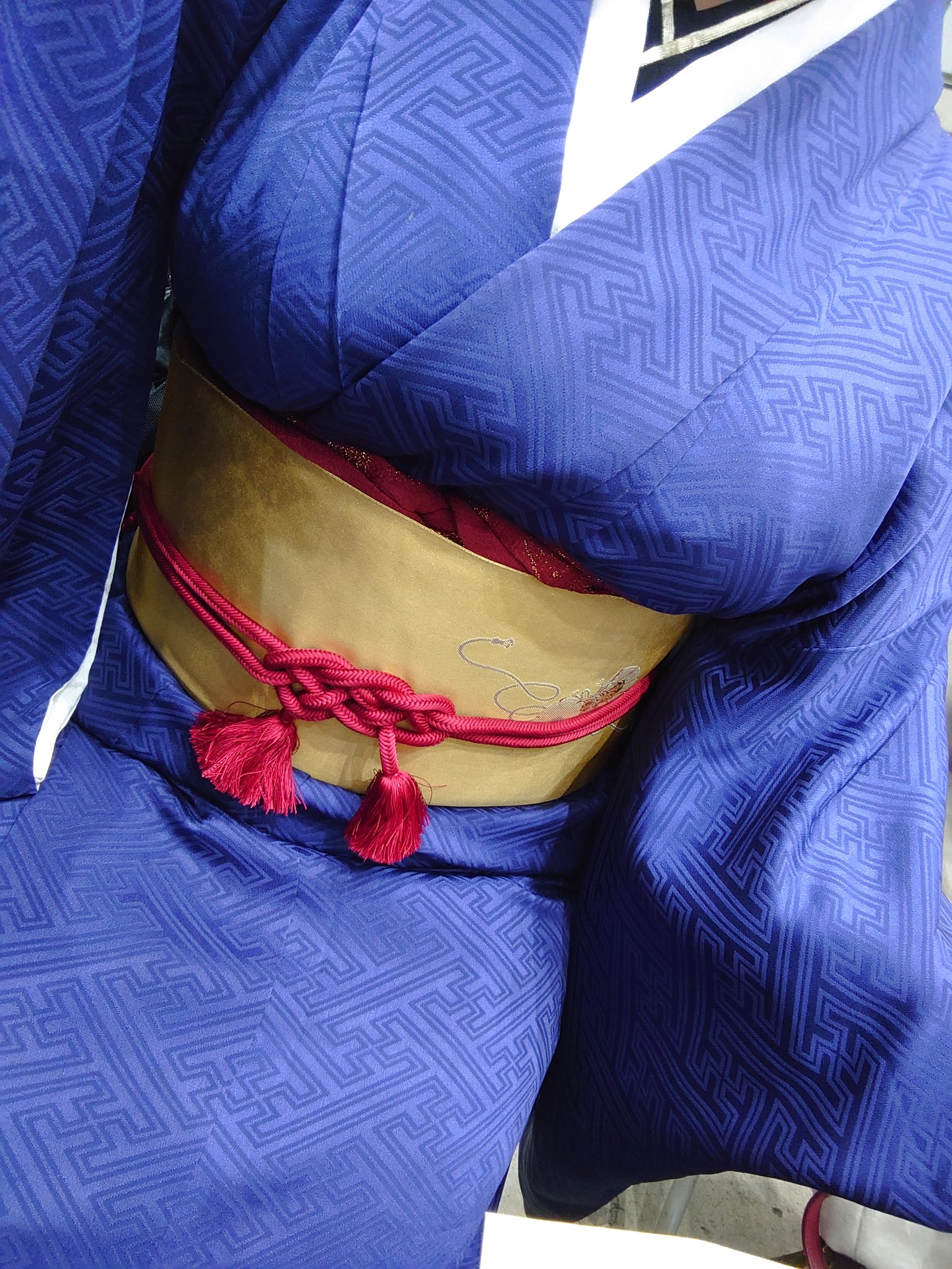 鶉 まずはお決まり 三日月宗近コーデ 着物は袷の無地 柄は唐草模様等がない 紗綾形のみ 帯揚げは佩緒のカラーイメージ 帯締めも２本使えば 飾り結びができたりするとこが判明 長襦袢の衿を黒 伊達衿を金 黒と白にして 衿元を表現 男士