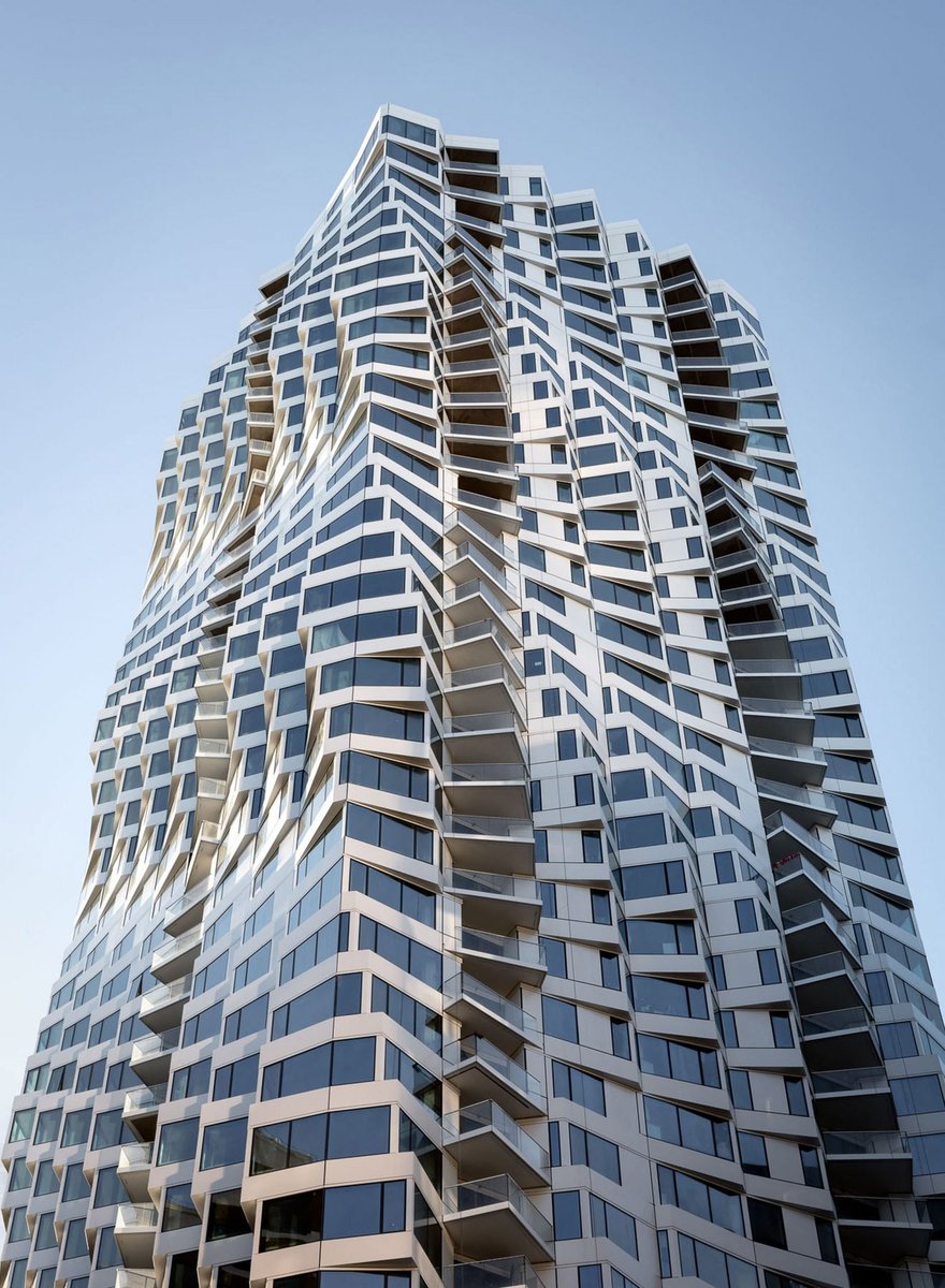 alejandrocsome's tweet photo. Gang Studio termino la torre MIRA en San Francisco. Una torre que va girando todas sus plantas y unidades internas en pos de darle a cada uno una vista diferente de la ciudad y potenciar esa cualidad en altura.

Todo muy lindo, pero veamos que Arquitectura da en la planta... https://t.co/dWWmtDxRGr