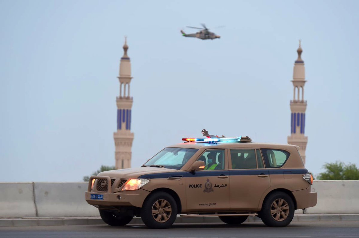 RoyalOmanPolice's tweet photo. يقَعُ على عاتقنا أنْ نُسَخَّرَ كلَّ الإمكانيات مِنْ أجلِ أنْ تبيتونَ آمنينَ في أسرابكم، ويقعُ على عاتقِكم أنْ تكونوا ملتزمينَ من أجل سلامتكم. 
#إلتزامكم_نجاح 
#شرطة_عمان_السلطانية https://t.co/EUv6ZRcoP4