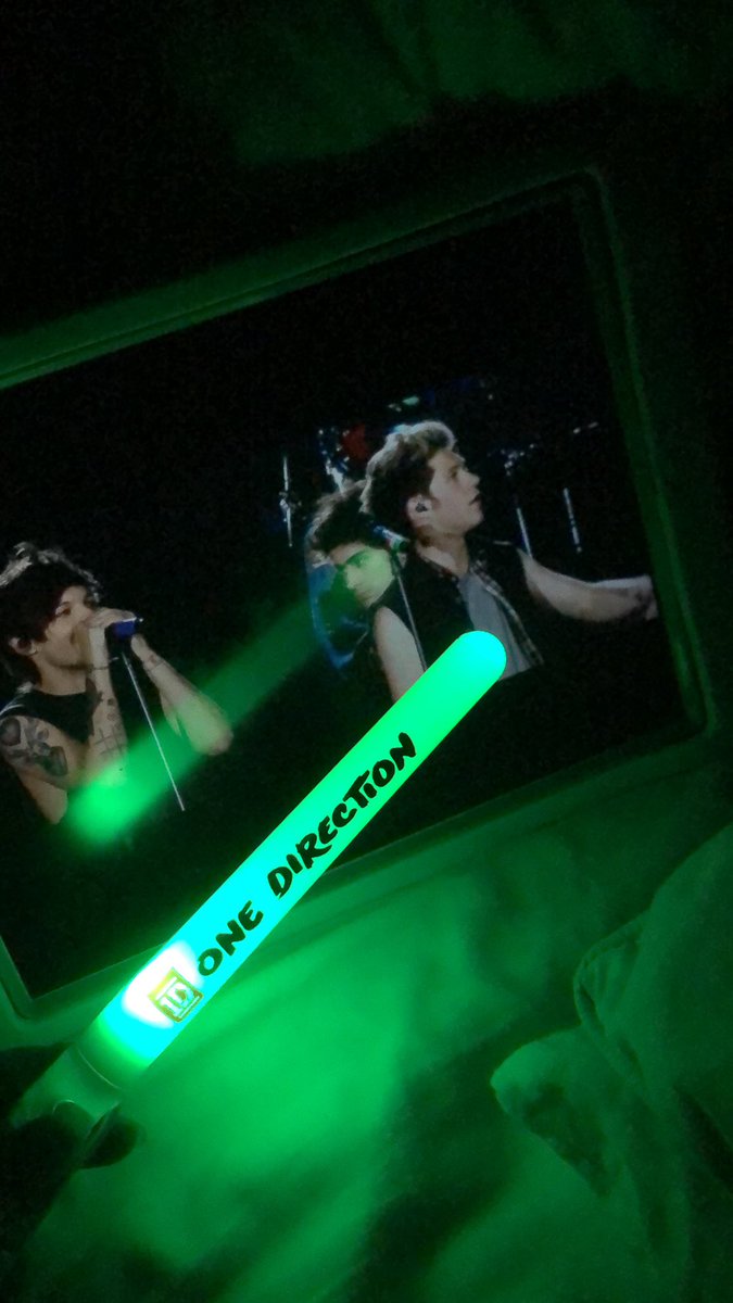 horanxcontrol's tweet photo. MY LIGHT STICK FROM THE BOYS CONCERT STILL WORKS AFTER ALL THESE YEARS IM THRIVING #1DWWATOUR https://t.co/KHB0CaeToz