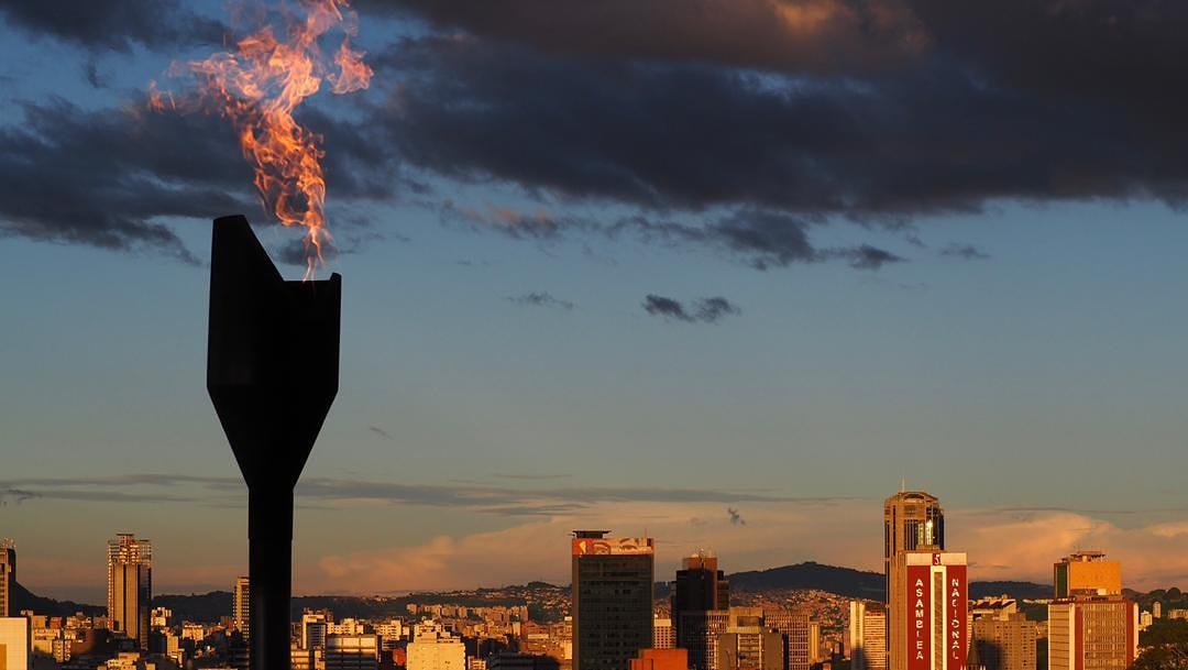 Chávez es llamarada viva, purificadora, transformadora. Encendió para siempre las praderas de pueblos libres y abrió mil alamedas de igualdad. En tod@s dejo un chispa, un fuego, un destino. Hoy celebramos su vida y el privilegio de haber coincidido con él. ¡Venceremos!