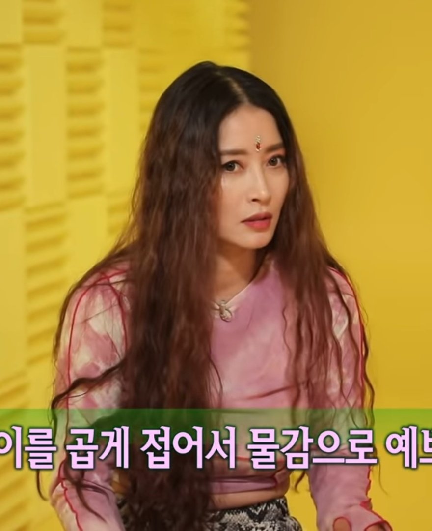 (chakra) Hwangbo came on the latest episode of Giant Pengsoo wearing a bindi.