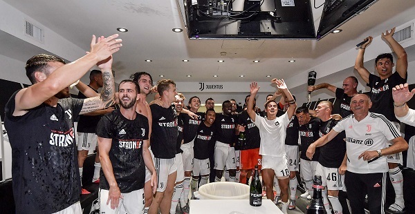 MauroBertolli's tweet photo. Juventus brinda #ToTheMaximum con le bollicine Ferrari al nono scudetto consecutivo

#Stron9er #Juventus #Ferrari #MetodoClassico #Trentodoc #scudetto #MaximumBlancdeBlancs #Chardonnay #OfficialSparklingWine 

https://t.co/2OXnH4ZjZi https://t.co/I3GukL25pL