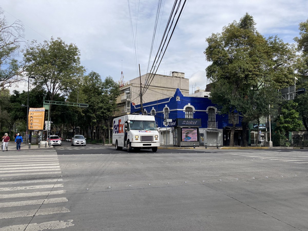 pmonroyc's tweet photo. @fedexteayuda como es costumbre con tus choferes, este par estuvo a punto de provocar un accidente por una maniobra ilegal sobre av. Cuauhtémoc y dr Navarro, doctores-Roma 🤦🏻‍♂️ https://t.co/O0G2Bbgbl9