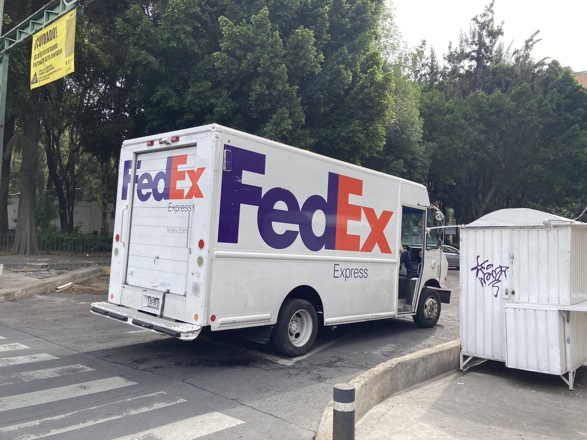 pmonroyc's tweet photo. @fedexteayuda como es costumbre con tus choferes, este par estuvo a punto de provocar un accidente por una maniobra ilegal sobre av. Cuauhtémoc y dr Navarro, doctores-Roma 🤦🏻‍♂️ https://t.co/O0G2Bbgbl9