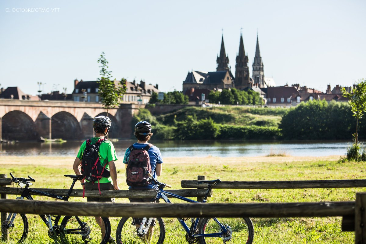 Auvergne's tweet photo. 🚴♀️🌿 124 km dans l'Allier du Nord au Sud, qui se poursuivent dans le Puy-de-Dôme, connaissez-vous la Via Allier ?
https://t.co/NcVVtMQBYU https://t.co/Smqyx2RdmB