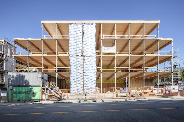 The #masstimber superstructure is complete for #structuralengineering firm @fast_epp's new Vancouver HQ, the first building to use <a href="/Tectonus_/">Tectonus</a> #seismic technology anywhere in North America: canadianconsultingengineer.com/engineering/ne…