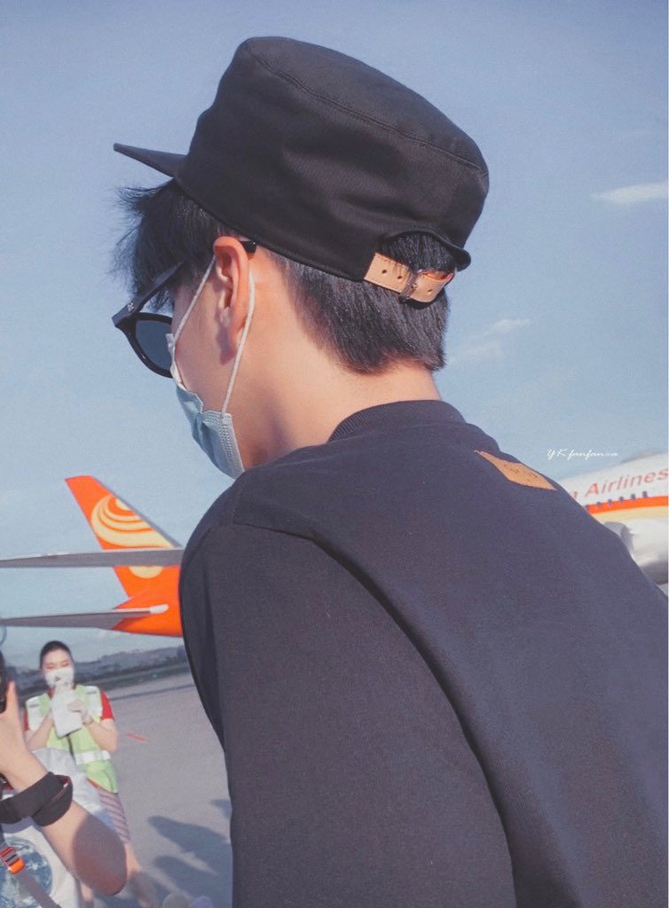KrisBar_WuYiFan's tweet photo. 200728 @KrisWu Kris Wu received a fan painting before boarding the plane today 💕 

This sketch is drawn by ykfanfana凡凡啊 

#KrisWu https://t.co/LRBwwEGrRv