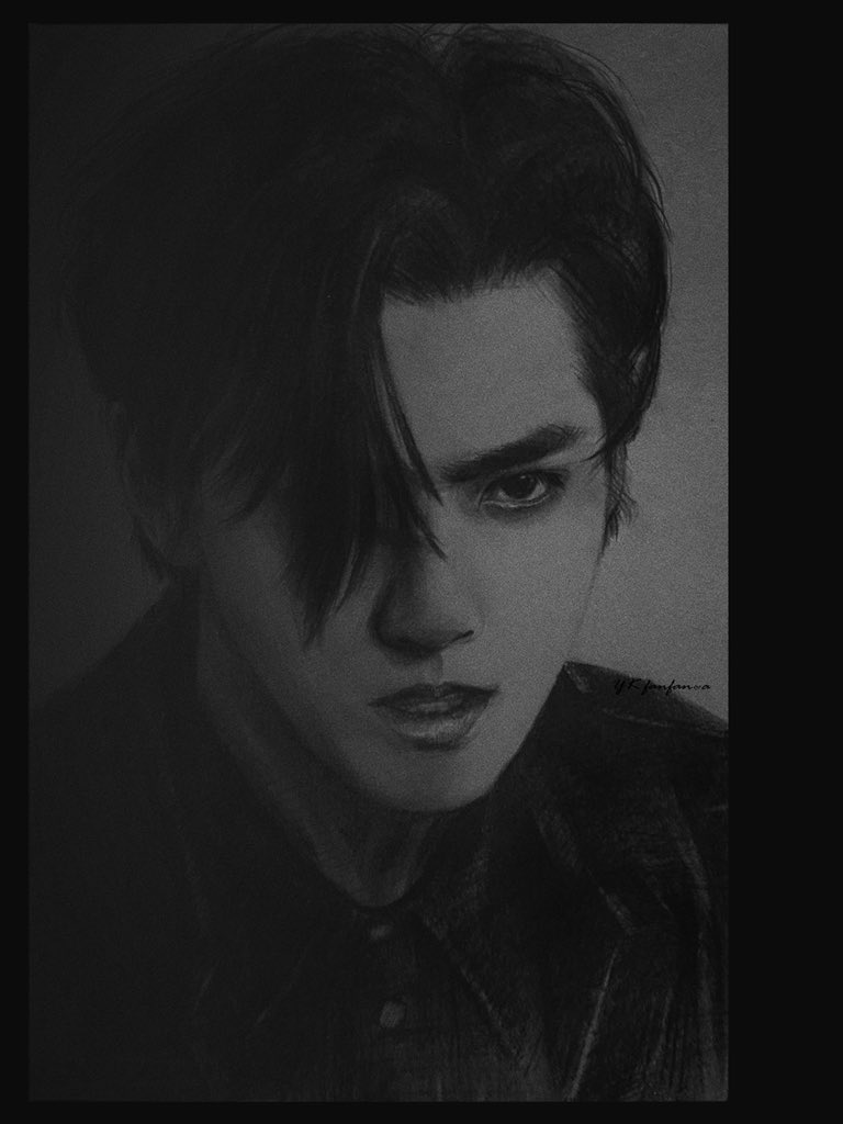KrisBar_WuYiFan's tweet photo. 200728 @KrisWu Kris Wu received a fan painting before boarding the plane today 💕 

This sketch is drawn by ykfanfana凡凡啊 

#KrisWu https://t.co/LRBwwEGrRv