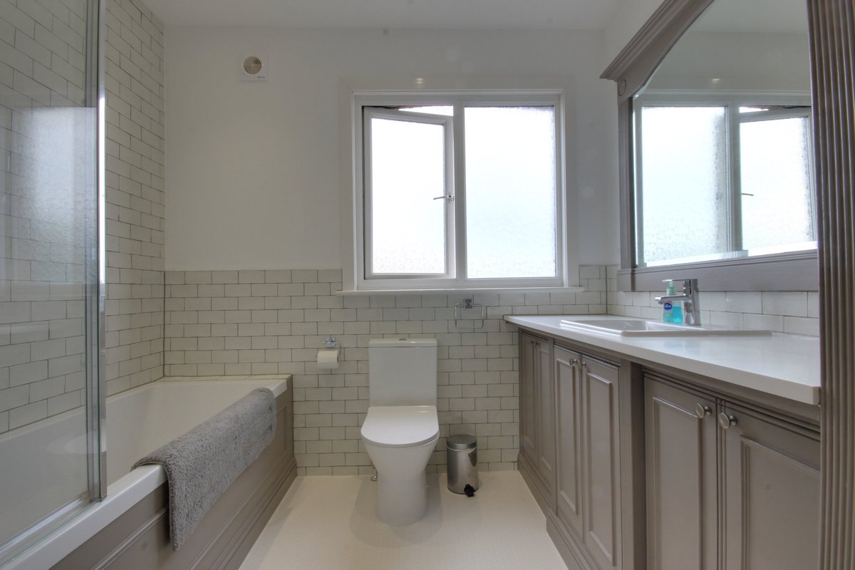 Mortemoremackay's tweet photo. For Sale: Lovely new property for sale in a great location, close to Winchmore Hill station!

#London #kitchen #LivingmyDreams #decor #COVID19 #liveline #property #firsthome #livingmybestlife #bathroom #cleaning #home #Windows #housemusic #househunting #love #Inlove https://t.co/aqCyJfvGr3