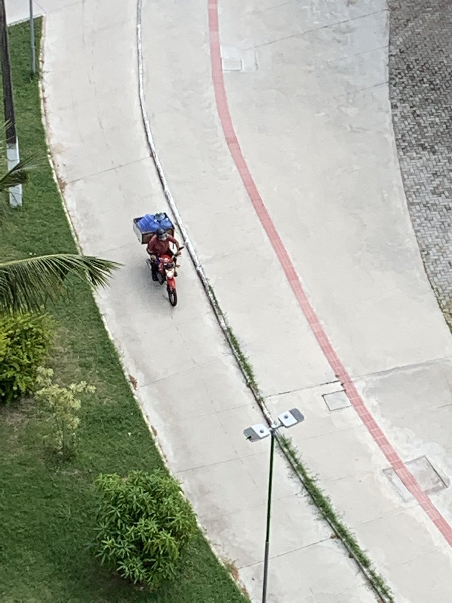 CletoCarneiro's tweet photo. Mais uma vez, pedimos, humildemente, ao prefeito @ruipalmeira e a @smtt_maceio que promovam a fiscalização do corredor Vera Arruda, pois as motocicletas estão transitando em local exclusivo para pedestres e ciclistas, inclusive crianças! https://t.co/1ZgguygIXr