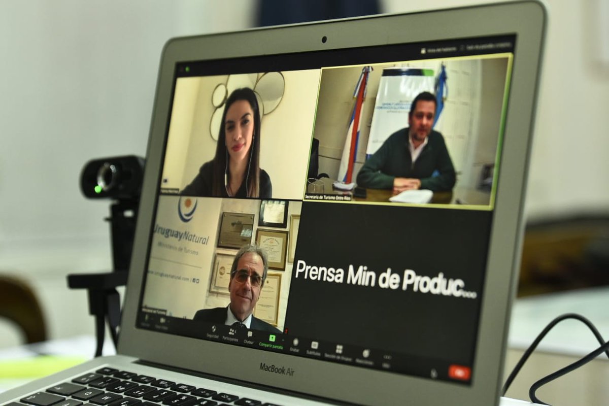 En reunión virtual, le contaba a <a href="/NinaMartinez_/">Nina Martinez</a> y Remo de <a href="/Uruguay_Natural/">Uruguay Natural</a> la importancia del turismo de esa República para nuestra provincia. Aprovechamos para trabajar en conjunto los protocolos de bioseguridad. #EntreRíos #turismo #quedateencasa