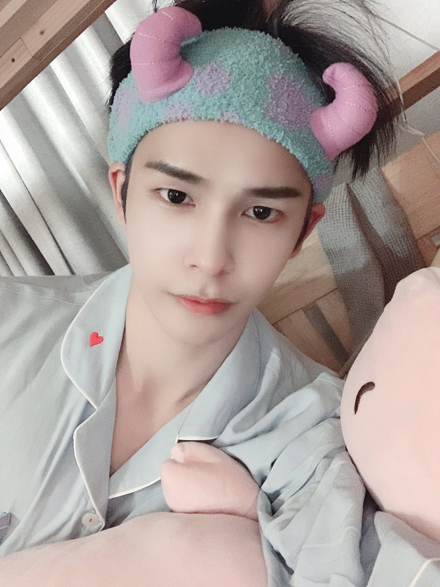 CRAVITY_twt's tweet photo. 러비티 꿀잠은 내가 책임진다
잘자요❤️
#크래비티 #세림 #셂나잇 https://t.co/4Aqhfo8vKP