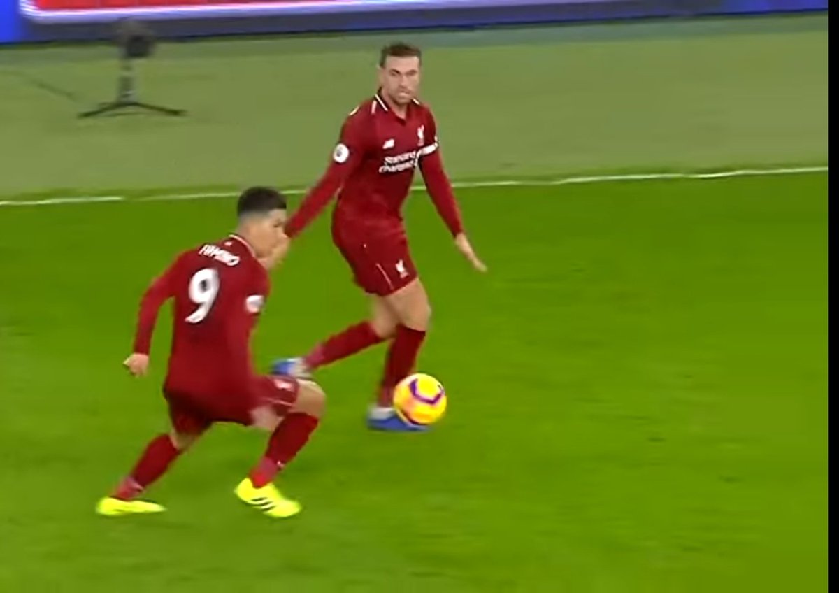 Gak hanya drop deep aja, Firmino ini diberikan peran Free Role, bahkan dia bisa roaming sampe ke sisi kiri/kanan lapangan. Tujuannya untuk mencari celah, mancing bek lawan yang marking dia untuk tempel dia terus, sehingga ada celah yang kebuka.