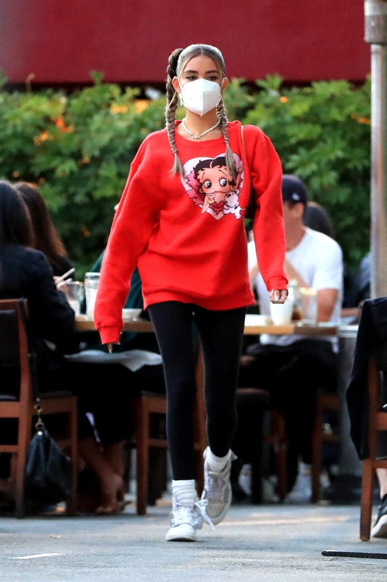Madison Beer ที่ร้านอาหาร Matsuhisa ในเบเวอร์รี่ฮิลล์ เมื่อวันที่ 27 กรกฏาคม