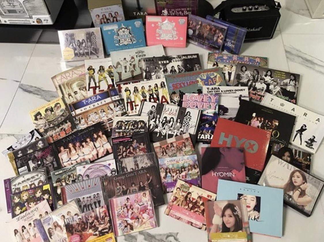 May06_09's tweet photo. Hyomin and Qri be flexing their T-ARA album collection...🤣
#TARA11THANNIVERSARY https://t.co/SyyMMuK6hZ