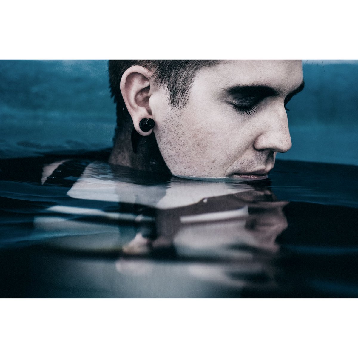 Ta_dahh_cosplay's tweet photo. Water is sometimes dark, filthy, mysterious and beautiful.
Some picture from our Pool photoshoot about 2 weeks ago.
Pivtures by my dear friend @Seelenfang_
#mysteriouswater #facepicture #malefacepaint #malemakeup https://t.co/x0MRKiopEH