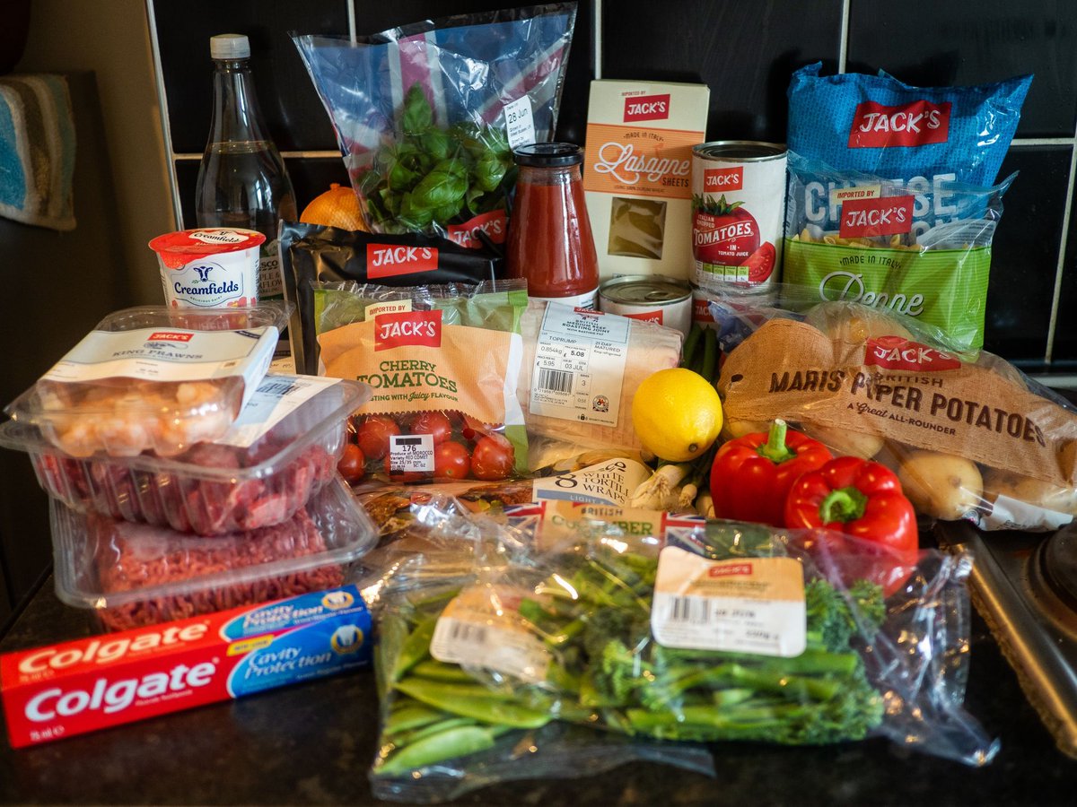 clarethol's tweet photo. Fancy feeding 2 on the cheap? Here's how I fed 2 for less than ยฃ30 a week - healthy and cooked everything from scratch! https://t.co/26rtpOFMdj #fdbloggers #eatforless https://t.co/PyZ8opvobY