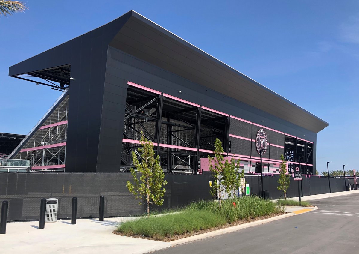 Fundermax_LA's tweet image. Max Compact Exterior at the Lockhart Stadium with  @perezperezarch
The matt black of the panels in the back and the two sides of the stands, bring  elegance and style. It also conveys a sense of intensity and an unbeatable strength!💪💪💪
#fundermax #forpeoplewhocreate