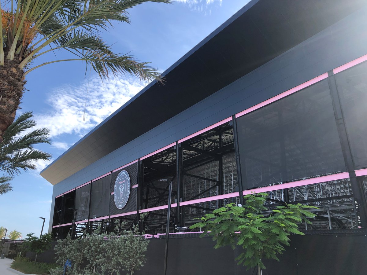 Fundermax_LA's tweet image. Max Compact Exterior at the Lockhart Stadium with  @perezperezarch
The matt black of the panels in the back and the two sides of the stands, bring  elegance and style. It also conveys a sense of intensity and an unbeatable strength!💪💪💪
#fundermax #forpeoplewhocreate