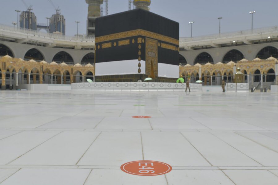 AlharamainSA's tweet photo. ضمن إجراءاتها الاحترازية لحج هذا العام؛ الرئاسة تهيئ المسجد الحرام وصحن المطاف بمسارات افتراضية لاستقبال ضيوف الرحمن.
#بسلام_آمنين 
#معا_محترزون 
#حج1441 https://t.co/JM1hO8slh6