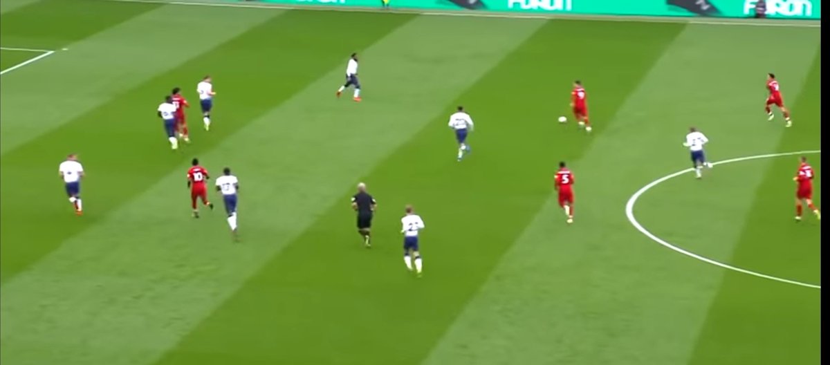Dalam situasi counterpressing Firmino sudah pasti ada di depan. Tp, di gambar yang satu ini, Firmino ikut build up dari bawah. Ini tentunya bikin overloading Liverpool di tengah. Opsi passing menjadi lebih banyak, belum lagi kedua Fullback Liverpool yang rajin overlap.