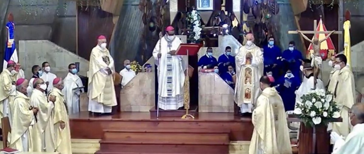 Lavozdelobispo's tweet photo. Toma de Posesión de S. E. R. Mons. Jesús Castro Marte 

Nos alegramos y oramos por su vocación y servicio en la iglesia y su nueva misión pastoral. 

#lvo2020 
#tomadeposesion 
#diocesisdehiguey https://t.co/BoAAsb54DB