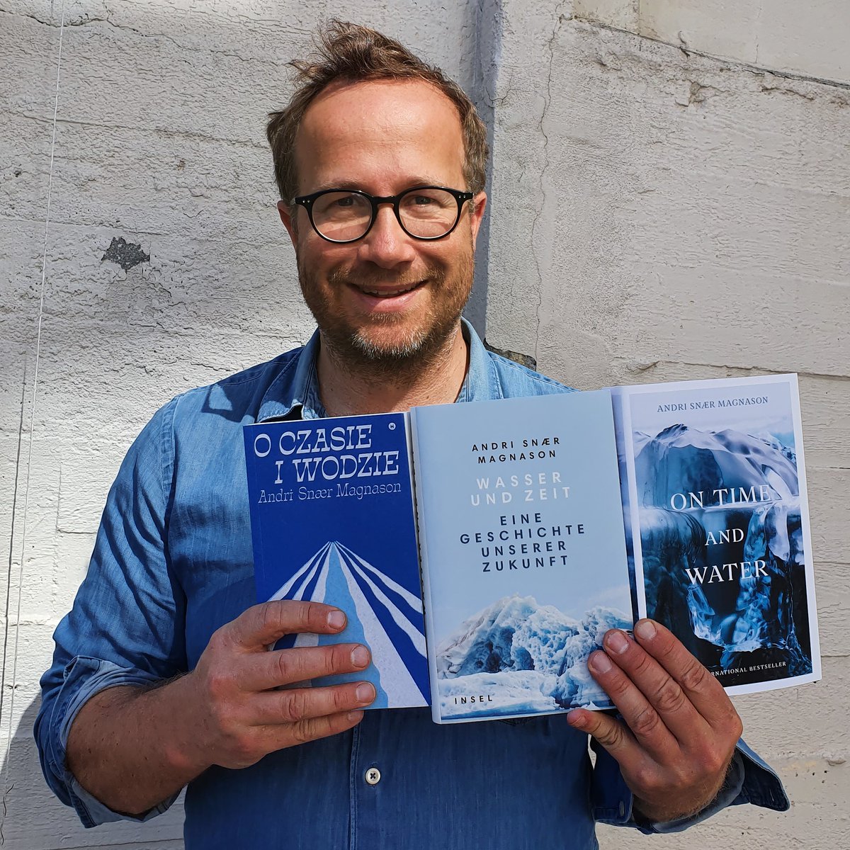 Andri Snær Magnason with ON TIME AND WATER in Polish, German and English! #oczasieiwodzie #wasserundzeit #ontimeandwater #bookpublishing #narrativenonfiction #iceland #icelandicbooks #andrimagnason #andrisnaermagnason