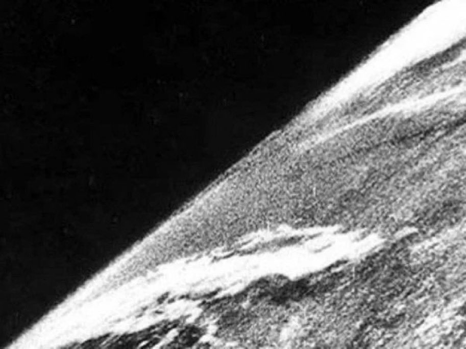 BrianRoemmele's tweet image. It was 1946 and this is the first know picture taken of Earth.