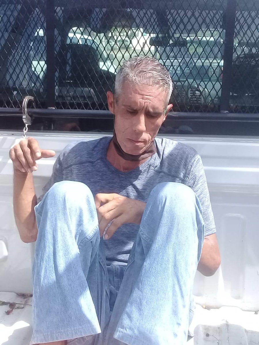 Así que Cancunenses agarrense este ladrón seguirá en las calles robando baterías, si alguien lo identifica señálenlo en la calle , posiblemente así se dará cuenta que ya es conocido y lo pensará más para robar.