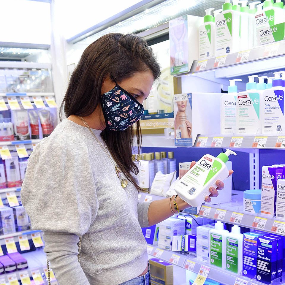 Tom_Allison_'s tweet photo. SPOTTED: Katie Holmes shopping in NYC for @CeraVe Hydrating Facial Cleanser 

https://t.co/xdU9GgUkuw via @HollywoodLife

#GetCeraVeClean #StayBalanced #CleanseYourSkinWeek https://t.co/mi6spaT8WH