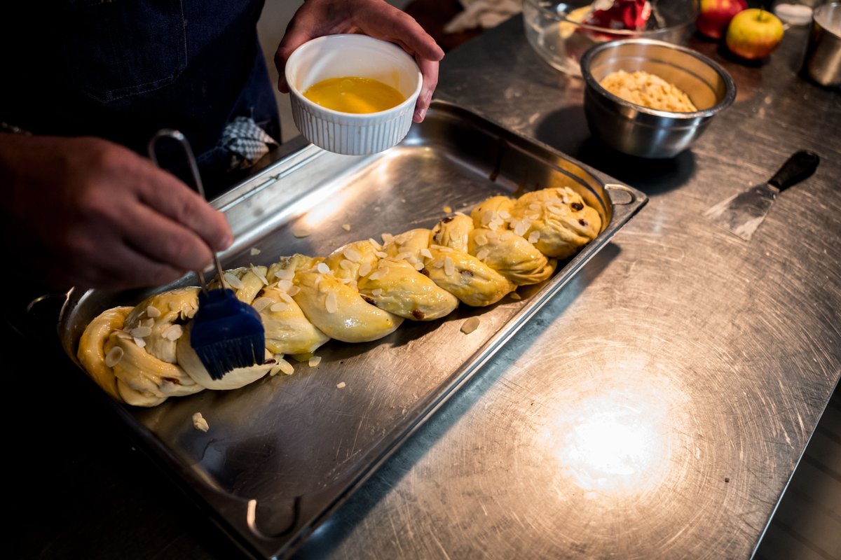 Schwäbisch Confidential
Hefezopf

This fluffy delight is an all-time favourite for a reason. The only remaining question is whether to eat it with or without butter…

Read more: monkey47.com/natural-habita…

#monkey47 #gin #cocktails #food #recipe #hefezopf