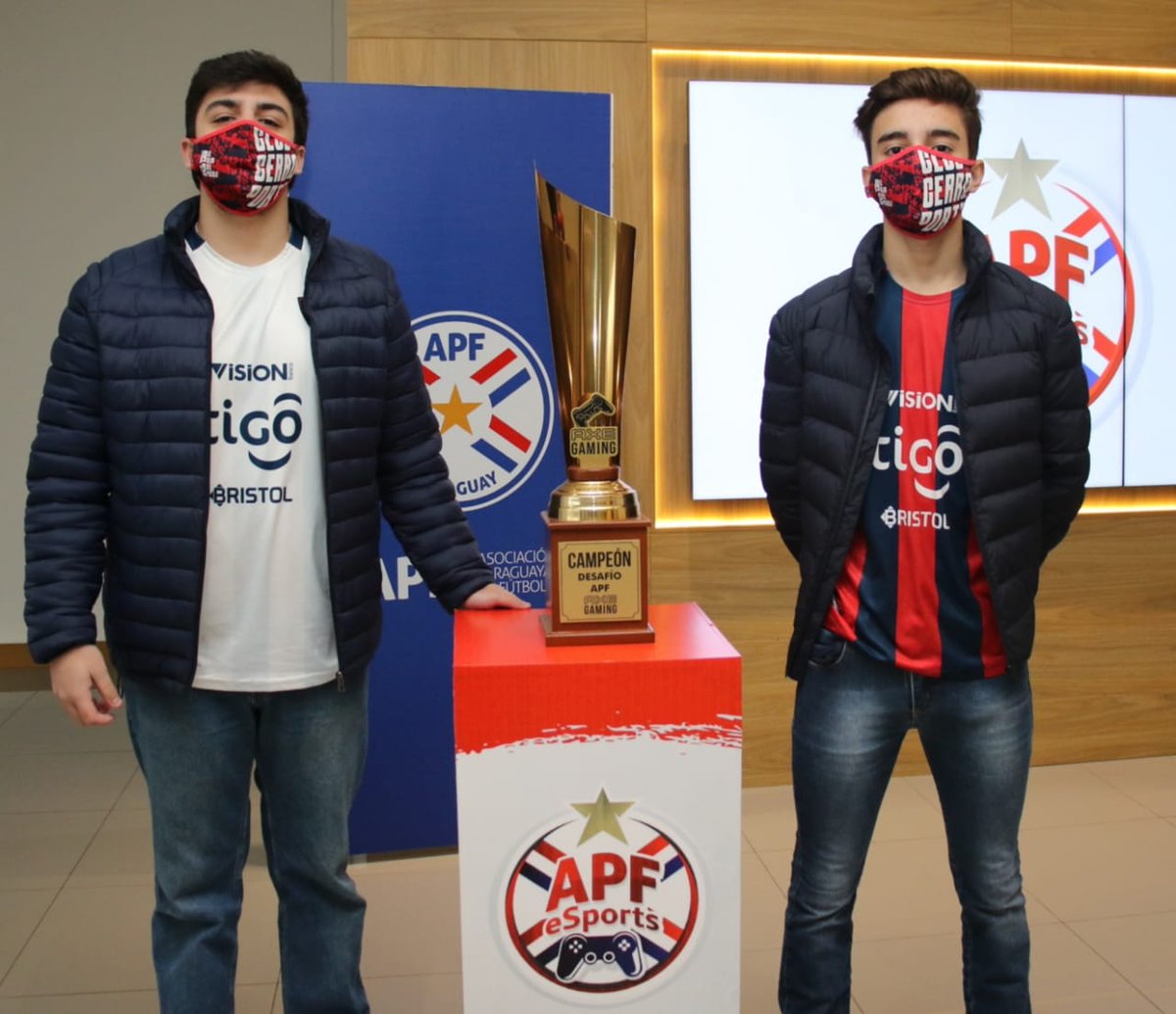 APFeSports's tweet photo. Recibimos a los flamantes bicampeones de la división #APFeSports. 🙌🏆

¡Hoy @marce_sanchez_p y @Franturtola, representando a @eSports_CCP, se llevan otra copa a casa! 🎮⚽️

#DesafíoAPFAxe https://t.co/idBMJA3zlG
