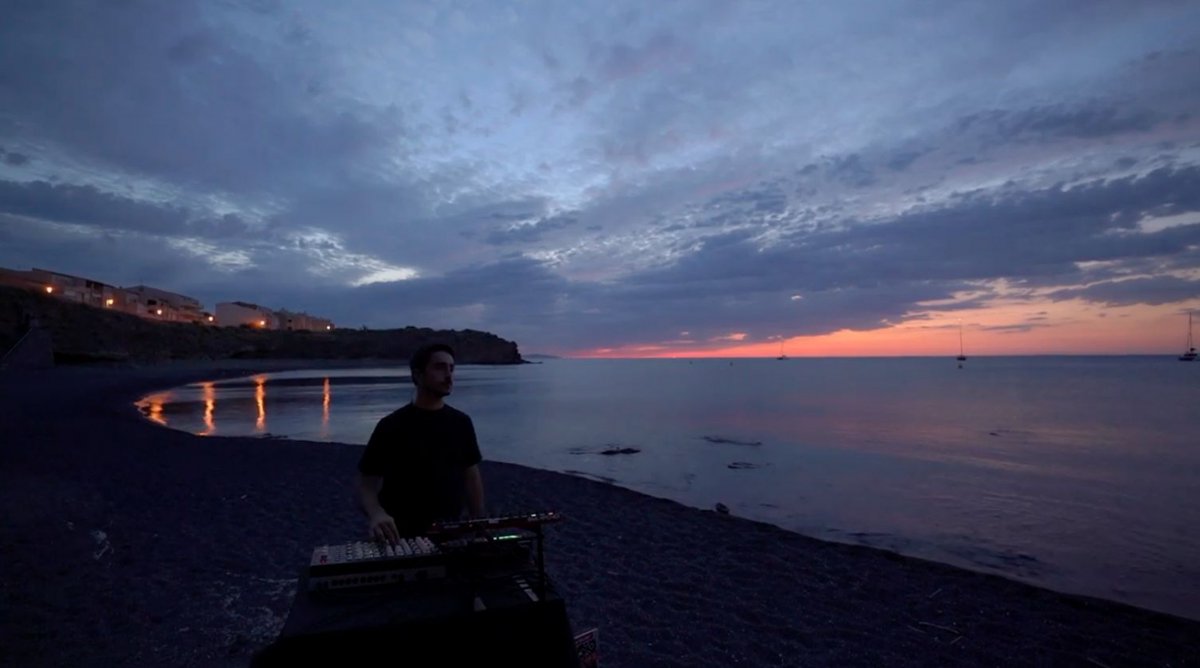 [News] Le beau concept de <a href="/MarkHoffen/">Mark Höffen</a> qui improvise des morceaux lives dans de superbes lieux du Sud (<a href="/patandpatate/">Patrick ORTEGA</a>): dlvr.it/RcXWrV