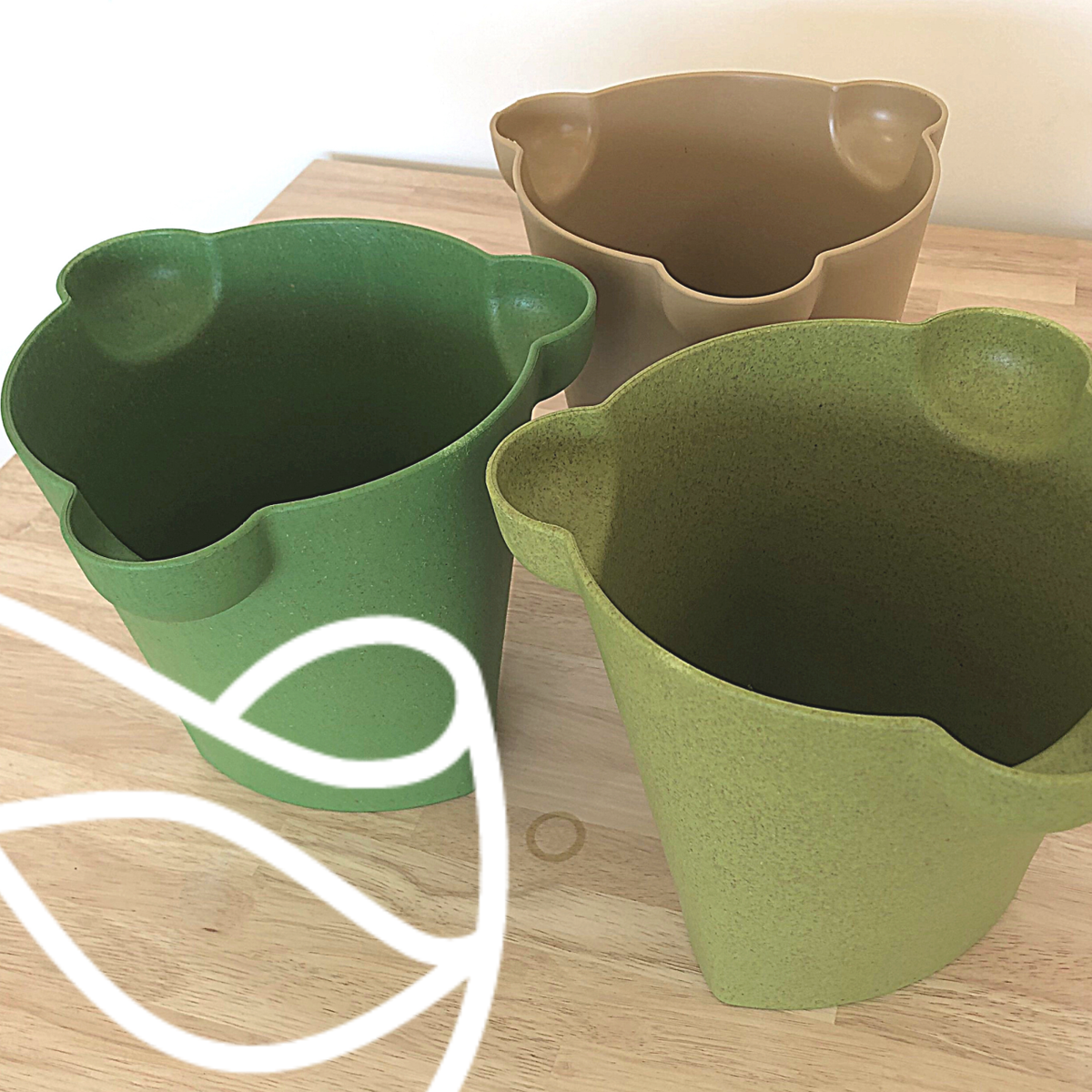 vinventions_es's tweet photo. ♻️¡Tiestos muy verdes!🌿
Nuestros tapones son 100% reciclables y entre las muchas vidas q les damos después de su uso principal como tapón 🍷, pueden transformarse en nuevos tiestos para plantar 🌺, escupideras, cubos para la arena...
#biopolimeros #reciclar #packagingresponsable https://t.co/vUNik5kNlo