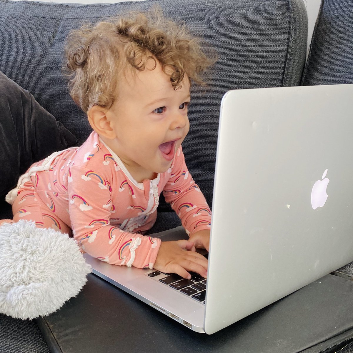 We can't wait to read and sing, learn and play together this week! Join us at one of our high energy, interactive, joyful Story Times: Tuesday and Thursday 9:30am PST! Sign up: hisawyer.com/books-and-cook…
#booksandcookies #storytime #saferathome #onlinelearning #positivescreentime