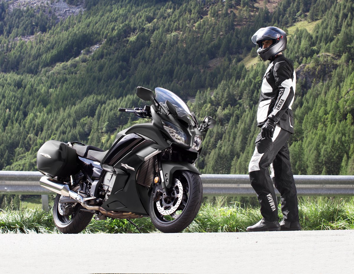 Famous for outstanding performance and reliability, the 
2020 Yamaha FJR1300 offers more comfort and value than ever before 🥇 #BeatTheHeat

🏷️ $19,699.00

Learn more 👉 bit.ly/3041NKC