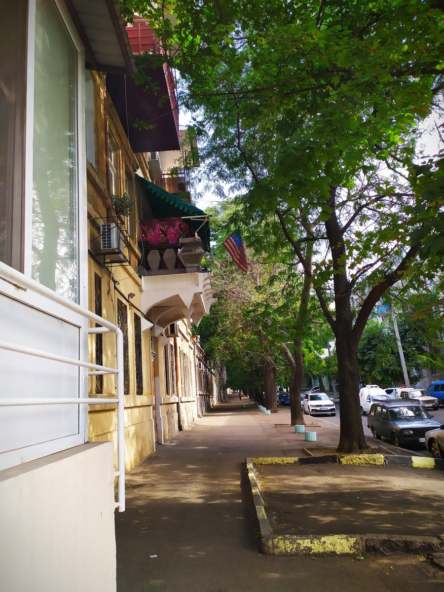 По улице 10 апреля.Мне нравится этот балкон  Я не знаю,кто там живёт, но много лет круглый год там развевается флаг США 