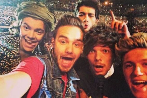 tomlinsun_28's tweet photo. this concert was special in every possible way the boys were so happy and excited the atmosphere was unbelievable the tears on fans’ faces made me cry together with them and the most iconic fan project happened here no words can’t describe what i’m feeling right now https://t.co/neMDyO1ND2
