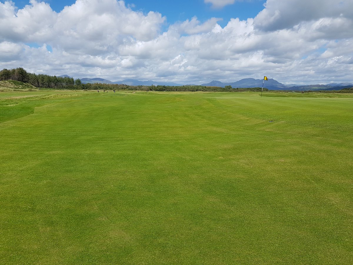 rhysbut_rhys's tweet photo. A nice dry cut today,what a difference! Lads are smashing it right now, great work and course looking great!👊👌👏⛳Fescue flourishing on greens and new approaches setting nicely after touch of granular last week, all very positive with great feedback on the course 👍 https://t.co/KwdfDX8XGR