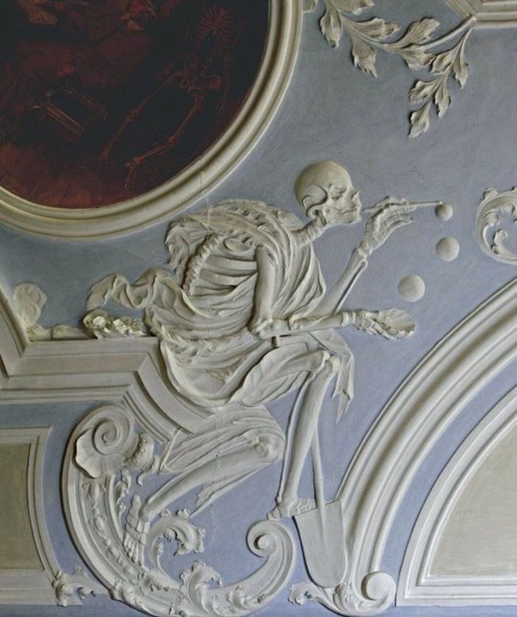SecretGardennxx's tweet image. Death blowing bubbles plastered on the ceiling of the holy grave chapel in Germany.