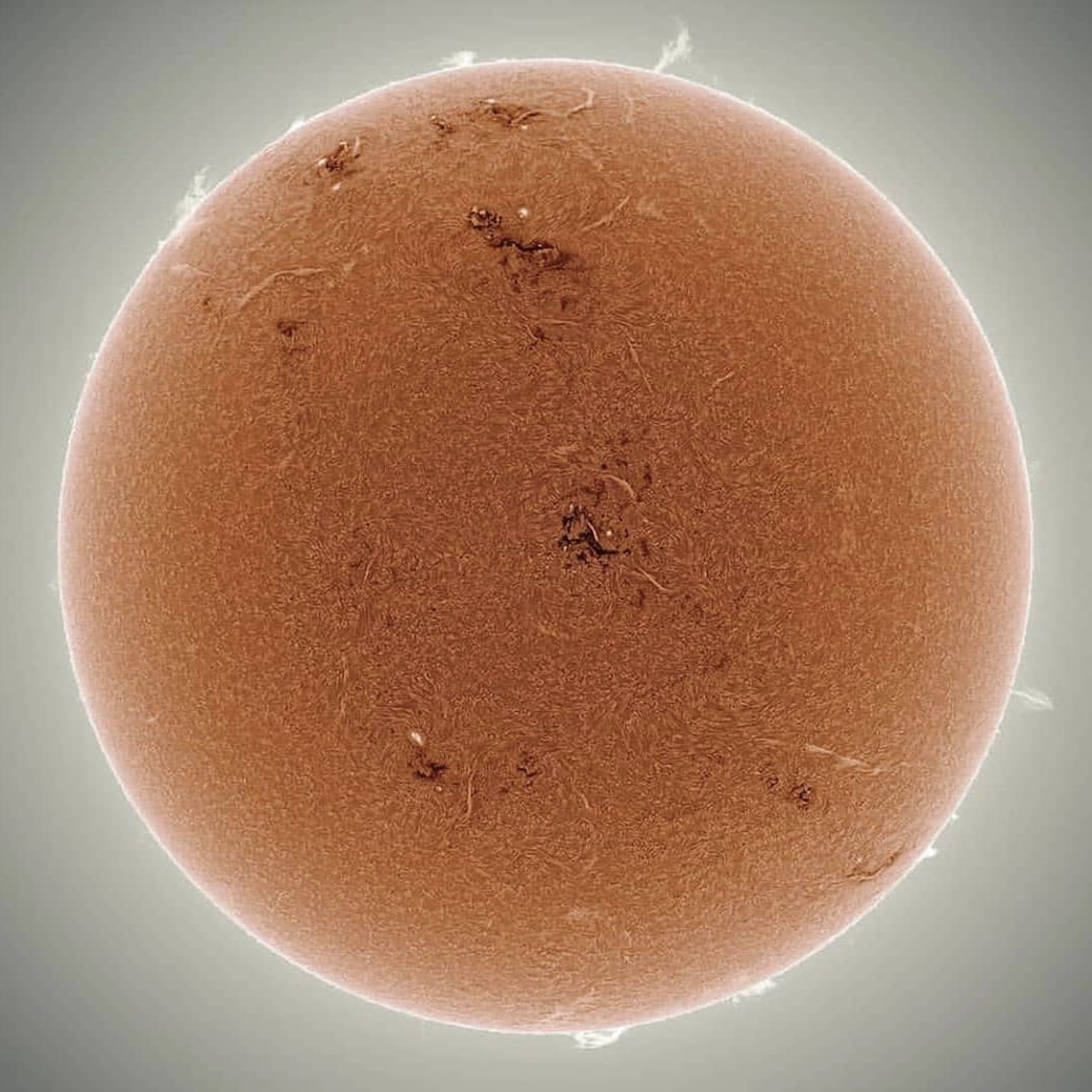 Impresionante imagen del sol, el corazón de nuestro sistema solar. Una estrella enana amarilla, una bola caliente de gases cuya fuerza de gravedad mantiene todo unido. Desde planetas gigantes hasta partículas más pequeñas de escombros que lo órbita. 📷 NASA Hubble telescope