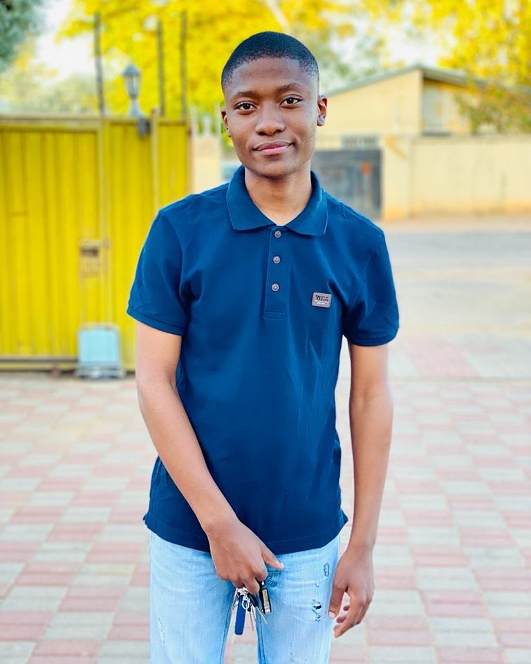 lele_lentle's tweet image. Hi guys. This is my friend Debbie 
Debbie has been working for a big Tyre Company for a few years now 
Debbie decided to take a huge Step and open his own Tyre Company. That’s his workshop on the right 
So please still In the Spirit of pushing BW. For all your Tyre needs please