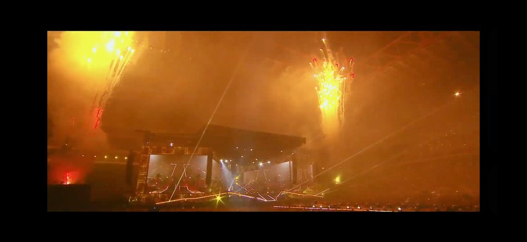 laumagicshop's tweet photo. Este concierto es maravilloso, las cosas son como son.
No me canso de verlo y me encanta todo lo bueno que transmite. Sin duda, es uno de los mejores conciertos que han hecho.
He llorado, he reído,he bailado y que cantado a pleno pulmón y he disfrutado  tantísimo.❤️ #1DFestival https://t.co/O3s7QktbmI