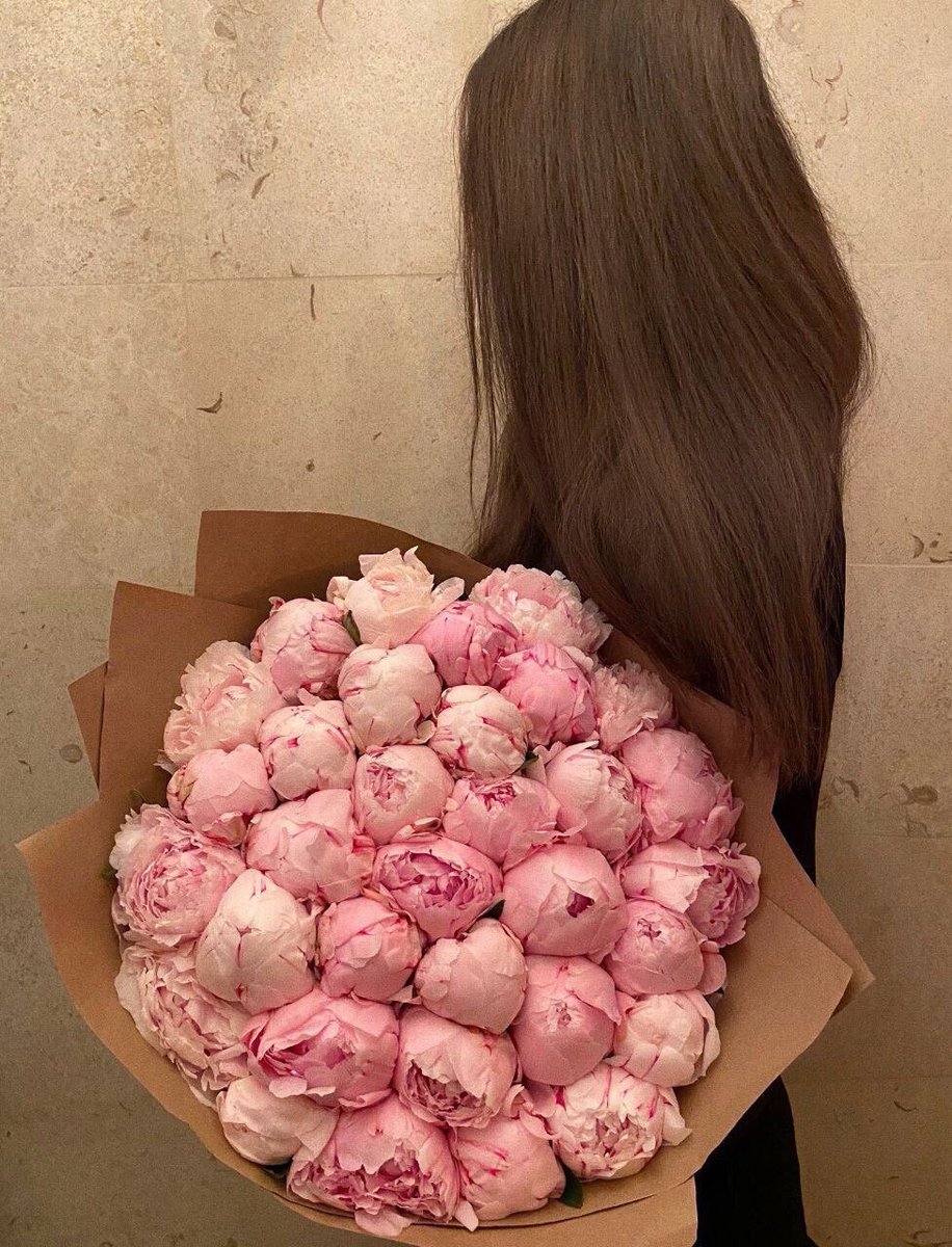 حتى #الورد عند اقترابك منه يُزهر 🌸.