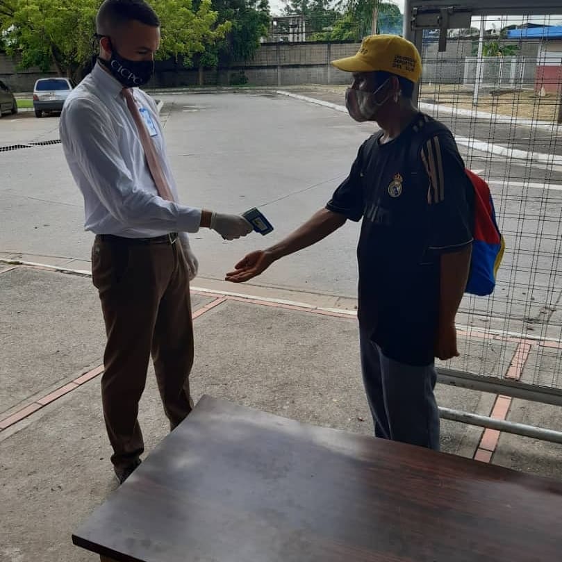 CICPC250's tweet photo. Funcionarios de la D/M San Carlos, realizaron despistaje a través del Termómetro Infrarrojo de No Contacto, especial para medir la temperatura corporal a las personas que asisten a esa oficina, como medida preventiva para evitar la propagación del COVID-19. https://t.co/2mr8PLo4GA
